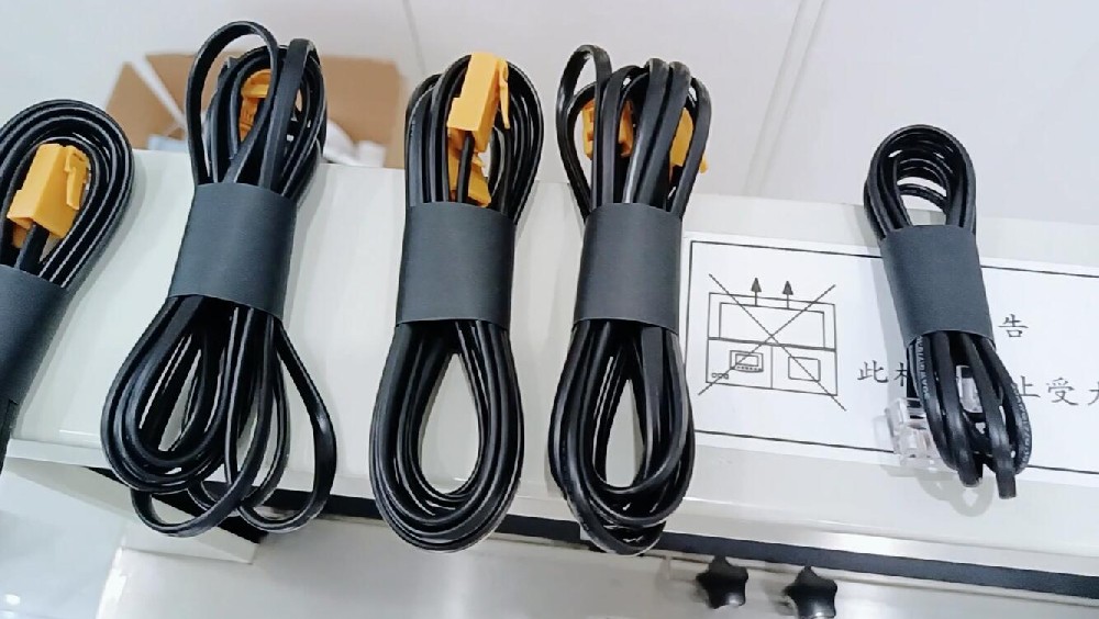 束帶機捆扎打包：電話連接線